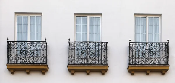 Балконы дома в Севилье — стоковое фото