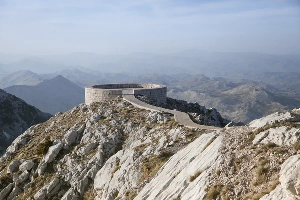Lovcen Dağı'nda Prens Njegos Türbesi üzerinde bakış açısı — Stok fotoğraf