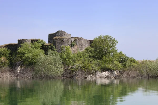 ซากปรักหักพังของป้อมปราการบนทะเลสาบ Skadar — ภาพถ่ายสต็อก