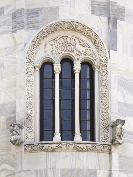 Studenica 수도원에 버진의 교회의 창 — 스톡 사진