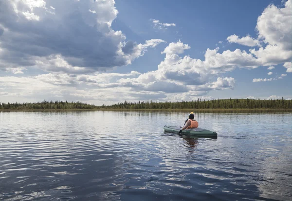 Kayaker op een meer — Stockfoto