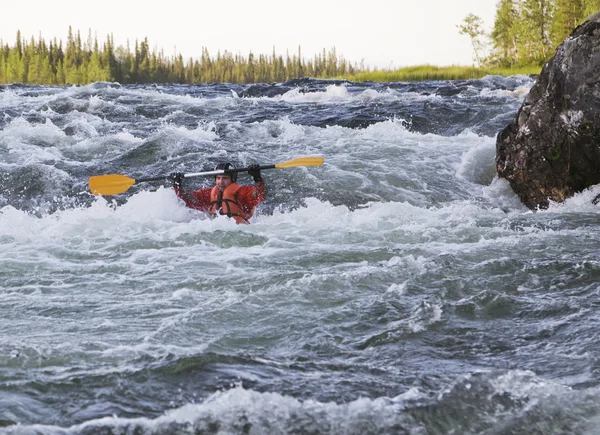 Kayaker volteando en aguas bravas — Foto de Stock