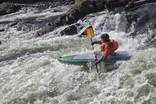 Kayaker in acque bianche — Foto Stock