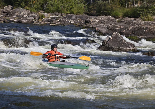 Kayaker in whitewater — Stockfoto