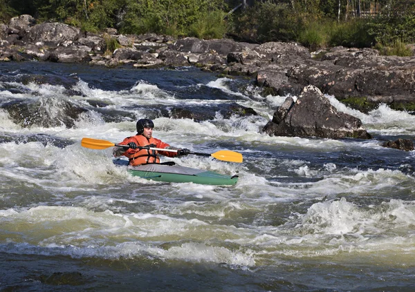 Kajakář v whitewater — Stock fotografie