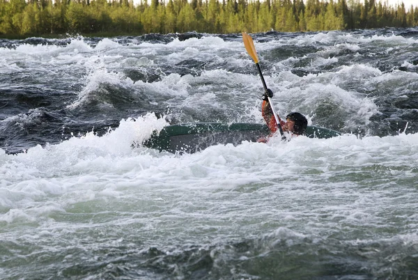 Kayaker virando em água branca — Fotografia de Stock