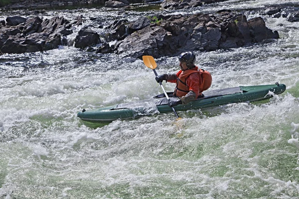 Kayaker in acque bianche — Foto Stock