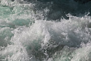 çalkantılı nehir suyu