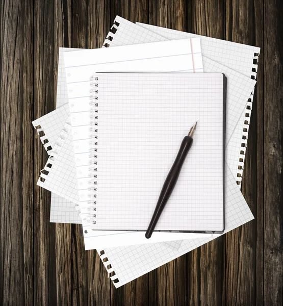 Metin ve arka plan için ahşap masa üstünde defter