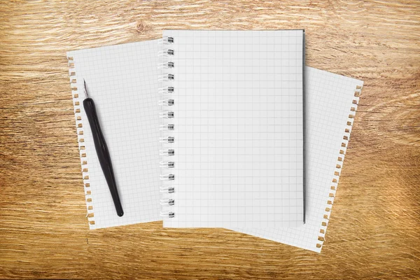 Caderno sobre mesa de madeira para texto e fundo — Fotografia de Stock