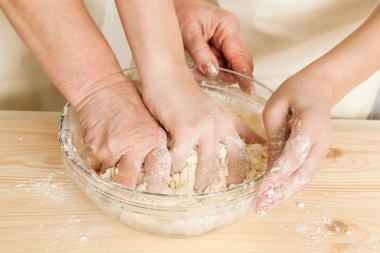 Büyükanne ve torunu hamur yoğurmak
