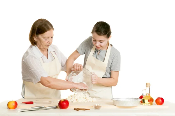 Großmutter und Enkelin kneten Teig — Stockfoto