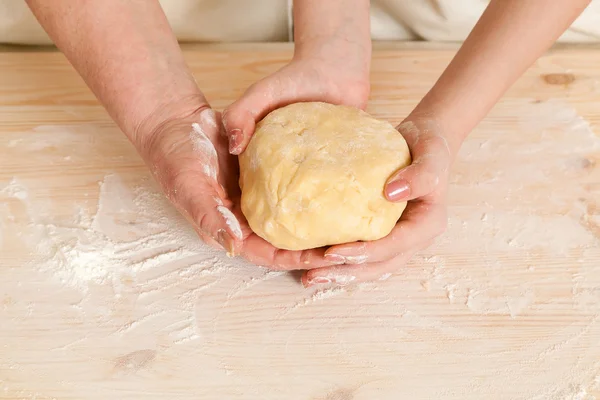 Le mani della nonna e la mano della nipote tengono Doug — Foto Stock