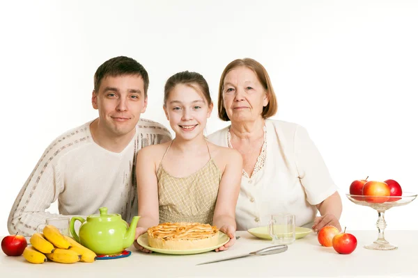 La nonna e la nipote trattano il padre con torta — Foto Stock