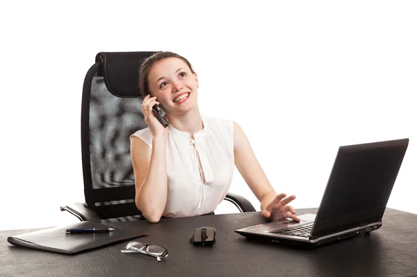 Die Geschäftsfrau sitzt am Bürotisch — Stockfoto