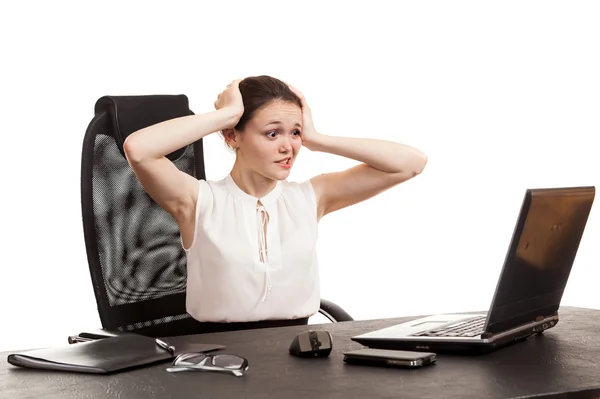 La femme d'affaires est assise à la table du bureau — Photo