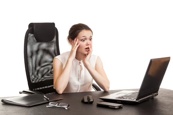 La femme d'affaires est assise à la table du bureau — Photo