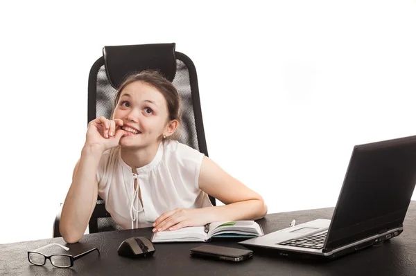 Бизнес-леди сидит за офисным столом — стоковое фото