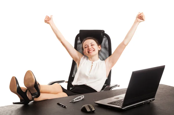 La femme d'affaires est assise à la table du bureau — Photo