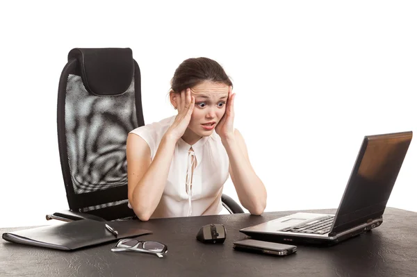 La femme d'affaires est assise à la table du bureau — Photo