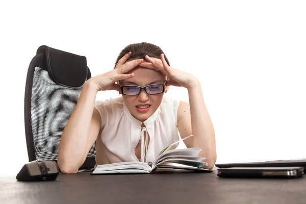 Die Geschäftsfrau sitzt am Bürotisch — Stockfoto