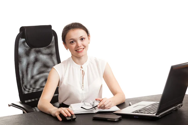 Die Geschäftsfrau sitzt am Bürotisch — Stockfoto