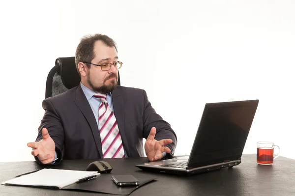 L'homme d'affaires est assis à la table du bureau — Photo