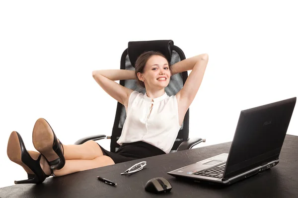 La femme d'affaires est assise à la table du bureau — Photo