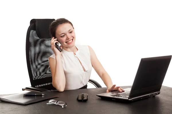 Die Geschäftsfrau sitzt am Bürotisch — Stockfoto