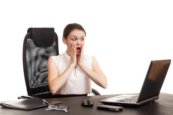 La femme d'affaires est assise à la table du bureau — Photo