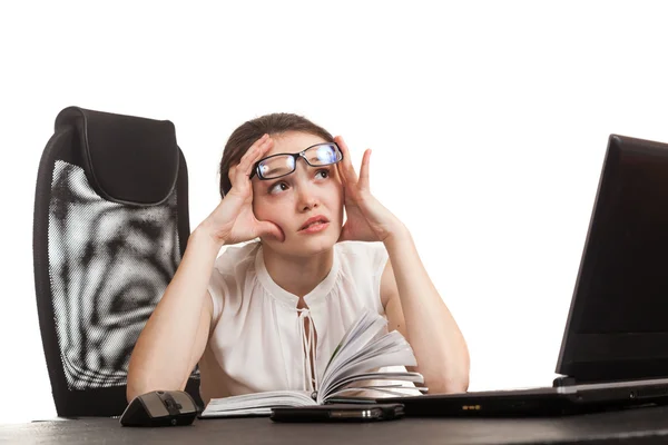 La femme d'affaires est assise à la table du bureau — Photo