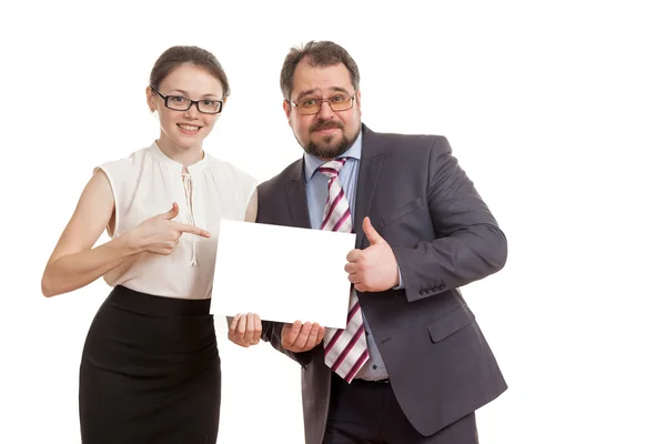 Kvinnen og mannen holder et papirark – stockfoto