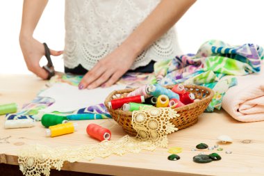 terzi kumaş üzerine desen dışarı keser