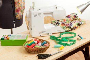 bir tablo dikiş makinesi maliyetlerinde