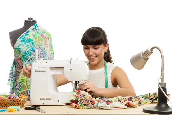 La couturière coud un produit sur une table — Photo