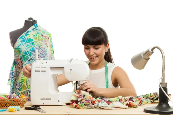 女裁缝缝制产品在桌子上 免版税图库照片