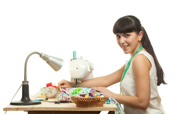 Die Näherin näht ein Produkt auf einen Tisch — Stockfoto