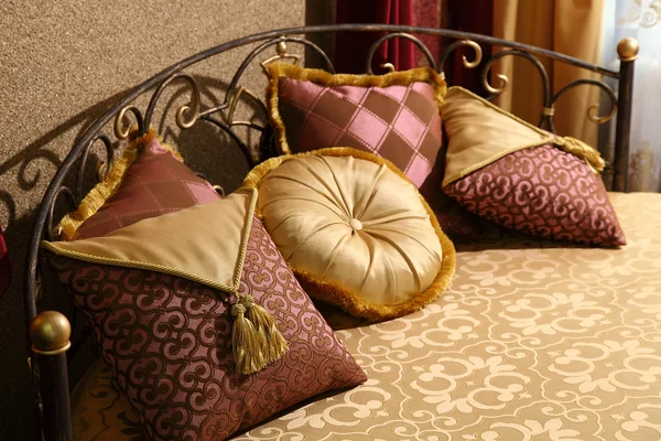 Magnifico letto con cuscini — Foto Stock