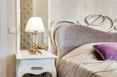 bir lamba ve bir yatak yastık ile küçük tablo