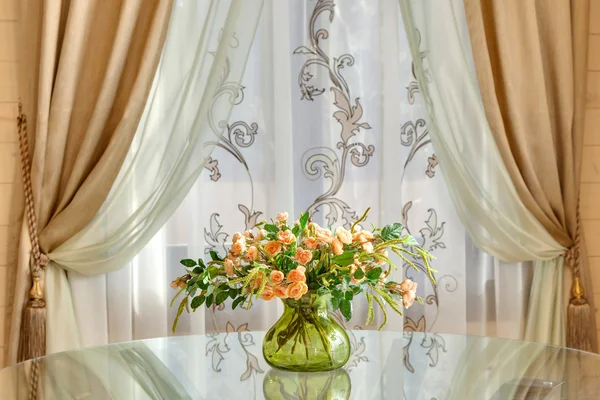 Bouquet of roses in a transparent green vase — Stock Photo, Image