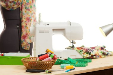 bir tablo dikiş makinesi maliyetlerinde