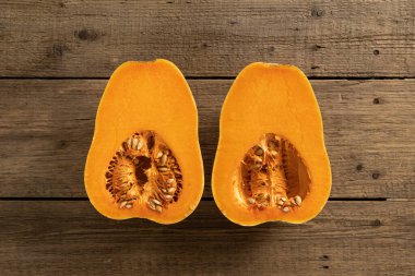 Tahta arka planda olgun portakal kabağı meyveleri