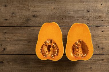 Tahta arka planda olgun portakal kabağı meyveleri