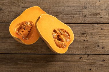 Tahta arka planda olgun portakal kabağı meyveleri