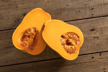 Tahta arka planda olgun portakal kabağı meyveleri