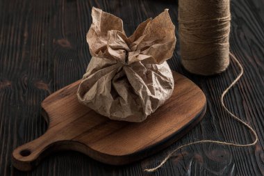 Tahta kesme tahtasına peynir konmuş.