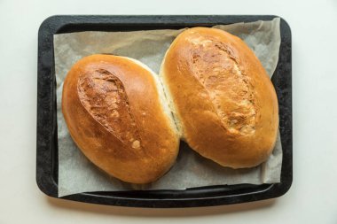 Kabarık maya çörekleri fırın tepsisinde