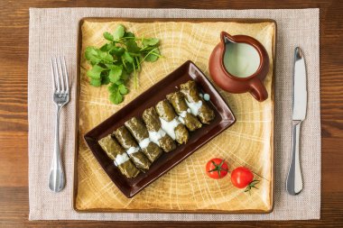 Lezzetli dolma dolması üzüm yaprakları ve pirinç, beyaz yoğurt sosu..