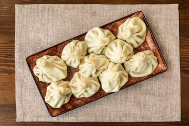 Tabağında et ve papper olan Gürcü hamur tatlısı Khinkali.