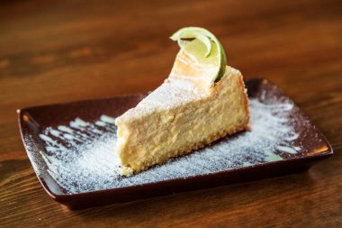 Bir dilim limonlu cheesecake.